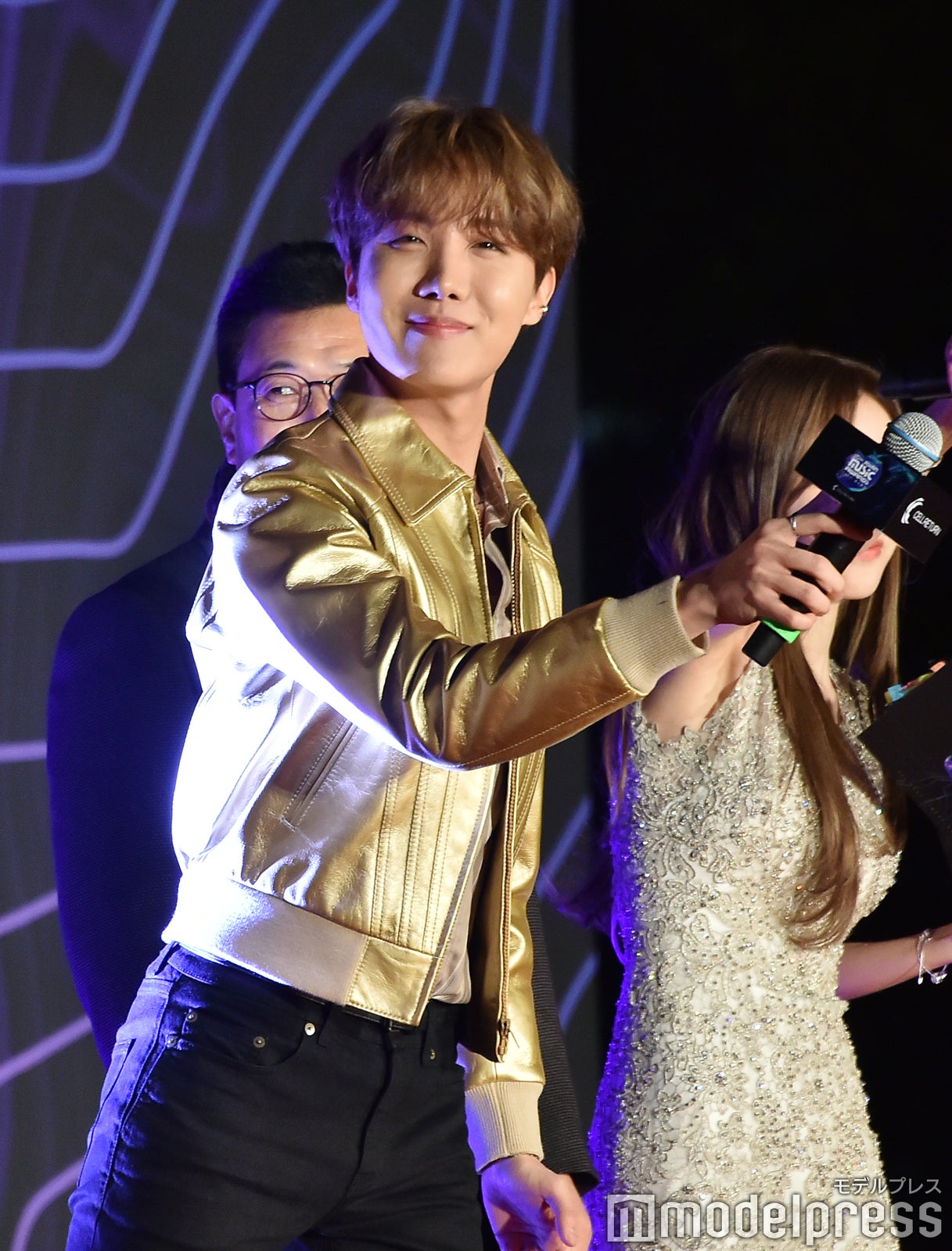 ARMYたちににマイクを向けるJ-HOPE （C）モデルプレス