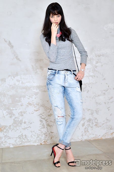 リラックスでラグジュアリーな雰囲気にまとめた中条あやみ