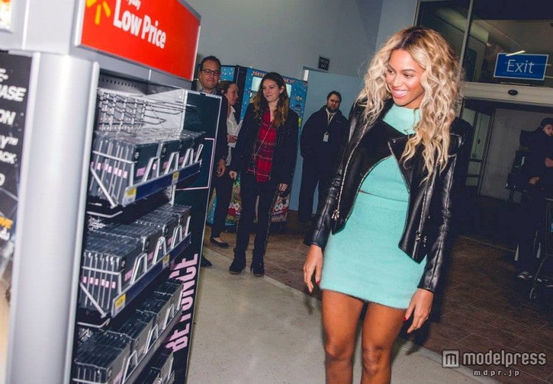 CDコーナーをチェック。「Beyonce Facebook 」より