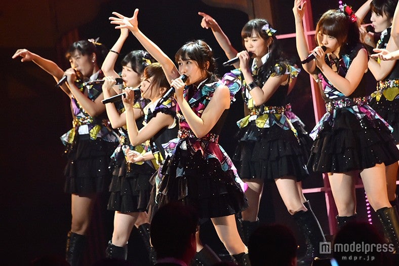 NMB48の楽曲『HA！』でセンターを務めた矢倉楓子（中央）