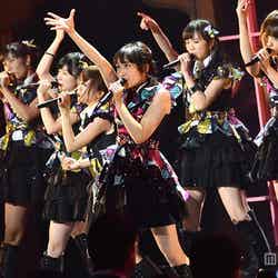 NMB48の楽曲『HA！』でセンターを務めた矢倉楓子（中央）