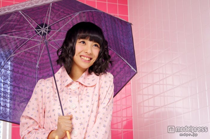 SUPER☆GiRLS・田中美麗/新テレビCM「雨の日が待ち遠しい」篇メイキングカットより