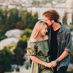 ついついしちゃう…♡男が「好きな人の前だとやってしまう」行動って?