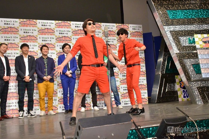 8 6秒バズーカーの ラッスンゴレライ を千鳥が完コピ サングラスなしの素顔も披露 モデルプレス