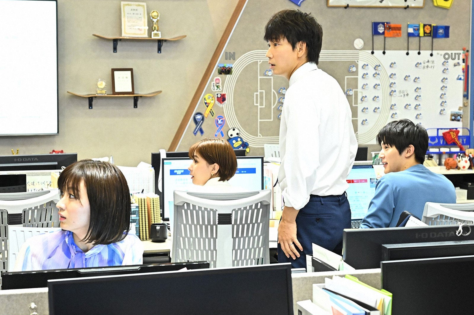 岡崎紗絵、芳根京子、綾野剛、中川大志／「オールドルーキー」第6話より（C）TBS