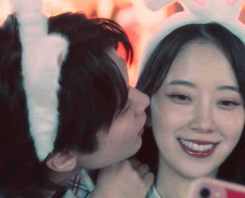 「わた婚」百瀬拓実、堀未央奈にバックハグ&キス「めっちゃ幸せ」ベッドで密着<私たち結婚しました 5>