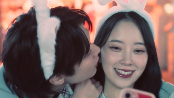 「わた婚」百瀬拓実、堀未央奈にバックハグ＆キス「めっちゃ幸せ」ベッドで密着＜私たち結婚しました 5＞