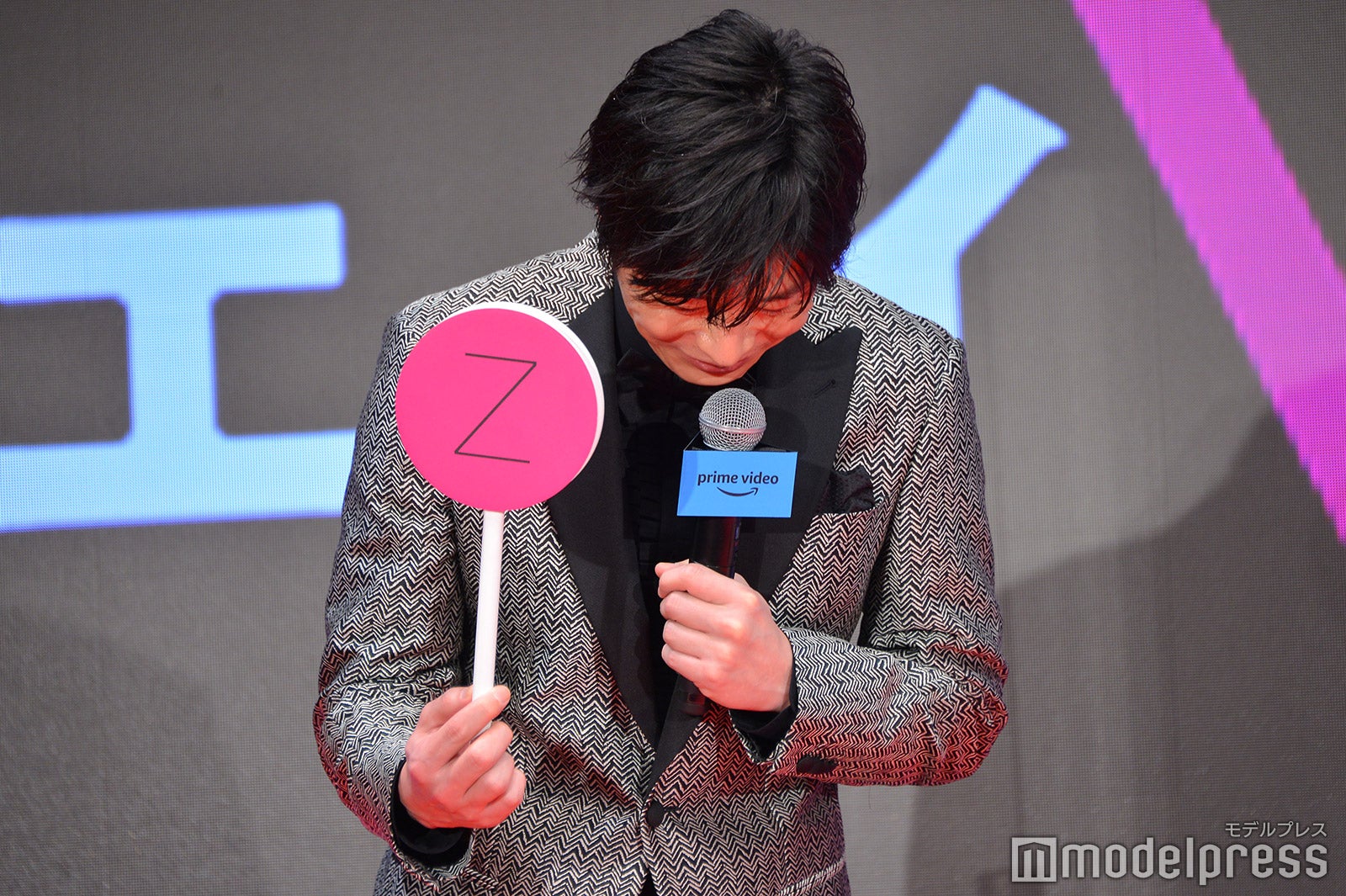 自分の回答で笑っている田中圭（C）モデルプレス