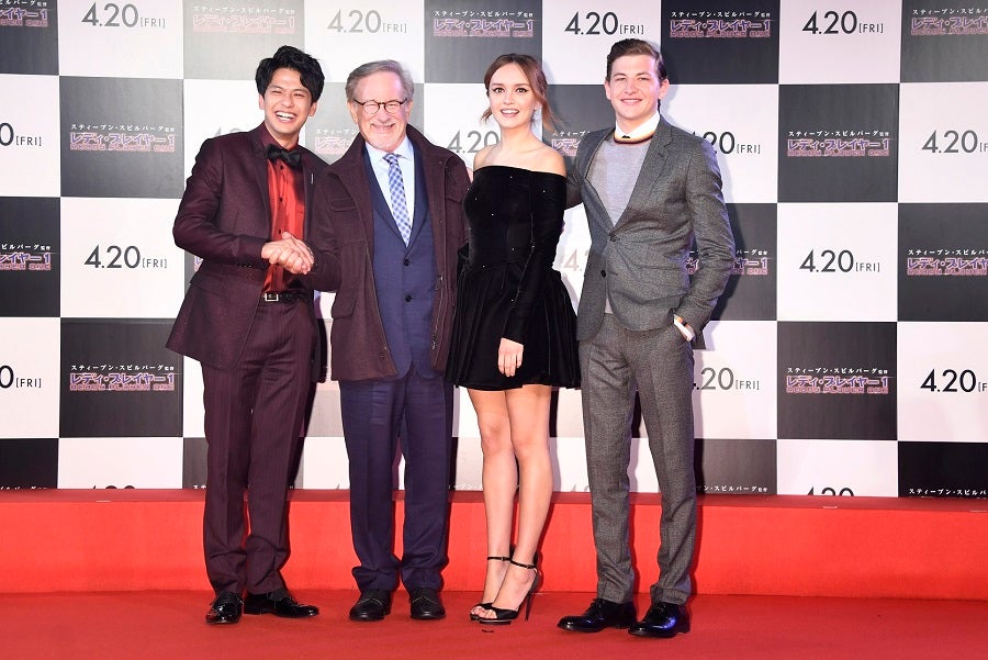 スピルバーグ監督、13年ぶり来日　ハリウッドデビューで話題の森崎ウィンとかたい握手＜レディ・プレイヤー1＞