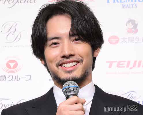 赤楚衛二、髭&スーツ姿で「ベストドレッサー賞」授賞式登場「決して無精髭ではありません」