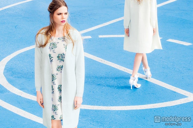 フェミニンで官能的 春夏のエレガントな大人スタイル