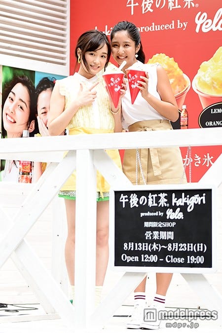 「午後の紅茶 kakigōri」オープニングセレモニーに出席した大原櫻子(左)、季葉(右)