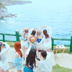 バードアイランドでハートポーズ/NiziU(C)Sony Music Labels Inc./JYP Entertainment.