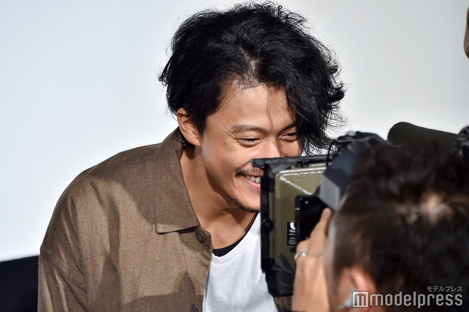 サインを入れる小栗旬 （C）モデルプレス