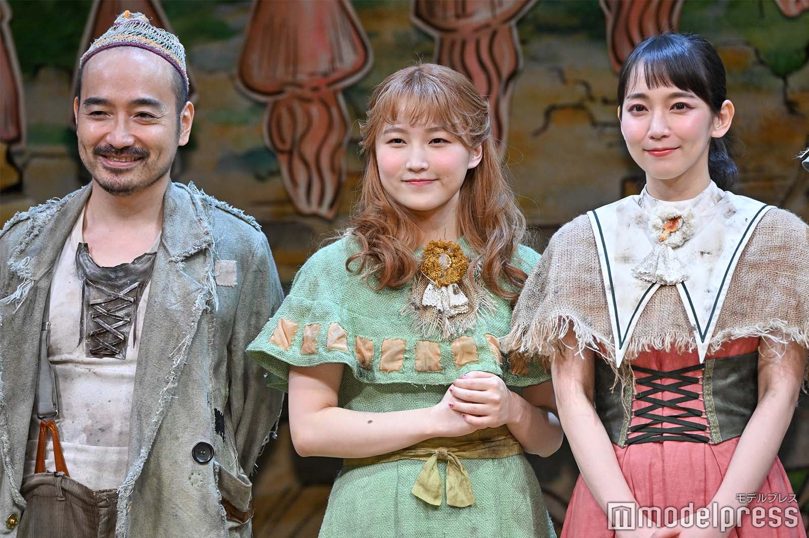 岩崎う大、鞘師里保、吉岡里帆 （C）モデルプレス