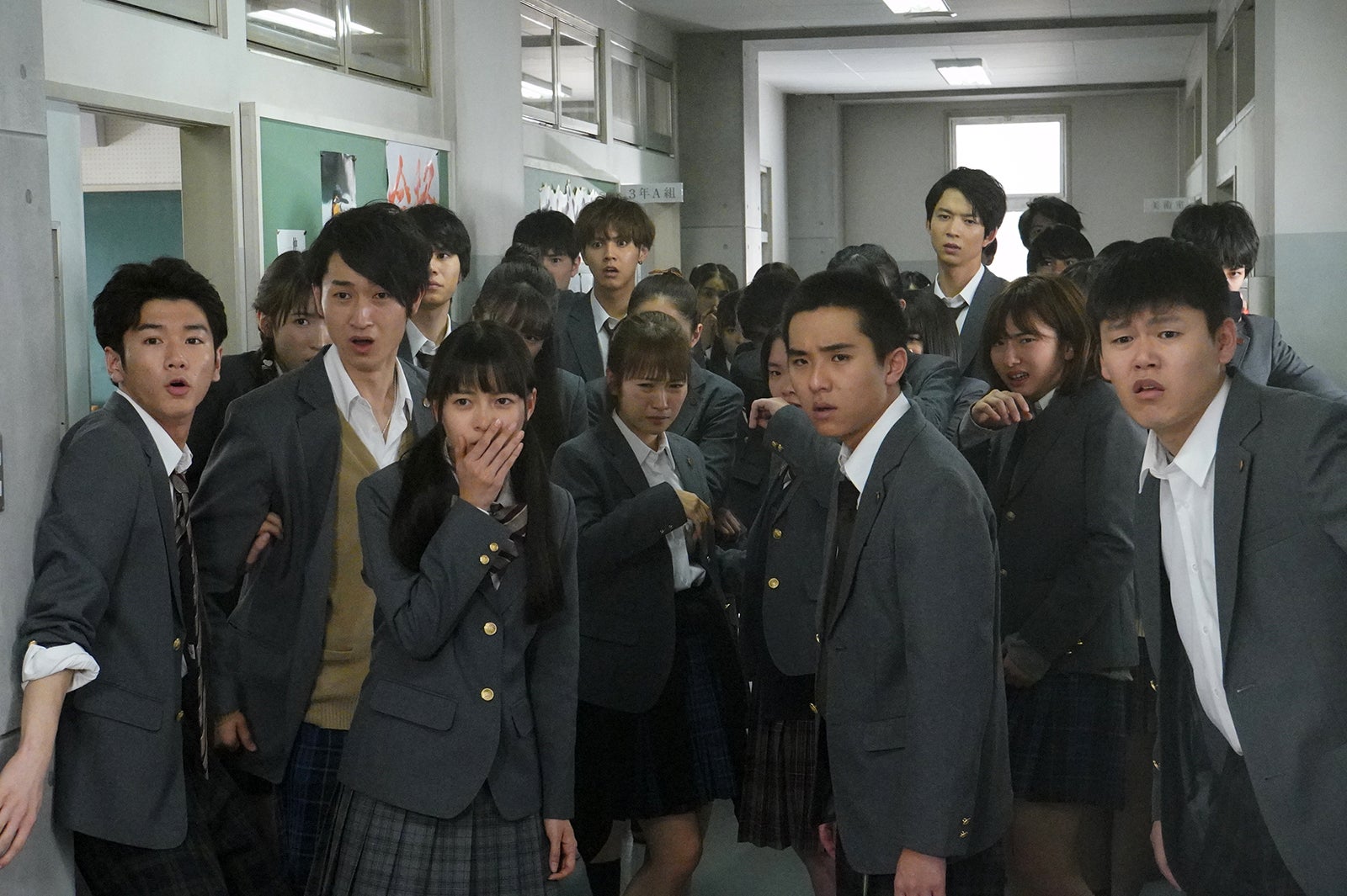 新條由芽（前列左から3番目）／ドラマ『3年A組 ―今から皆さんは、人質です―』より（C）日本テレビ