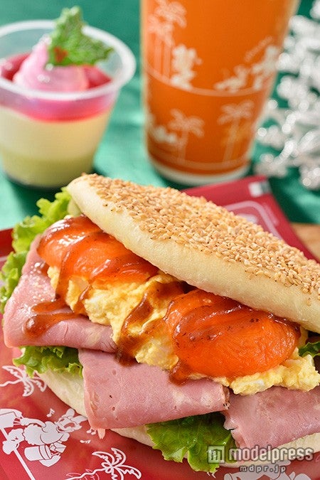 TDL「スウィートハート・カフェ」スペシャルセット(¥990)、スーベニアランチケース付き(¥1820)(C)Disney
