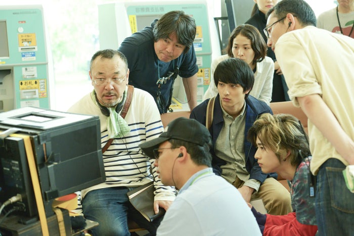 Greeeen映画 愛唄 撮影現場に潜入 リハーサルと本番 横浜流星 清原果耶 飯島寛騎が見せたオンとオフ モデルプレス Greeeen映画 愛唄 撮影現場に潜入 リハーサルと本番 横浜流星 清原果耶 飯島寛騎が見せたオンとオフ モデルプレス