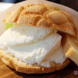 アイスクリームをたっぷりサンドした「メロンパンアイス」¥350