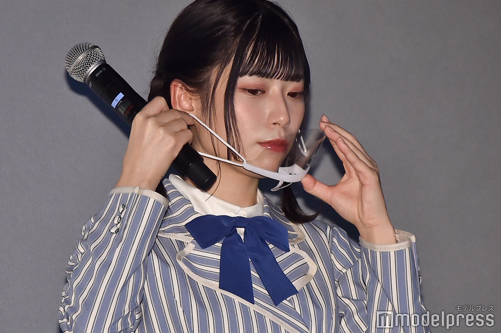 マウスシールドを装着する東村芽依 （C）モデルプレス