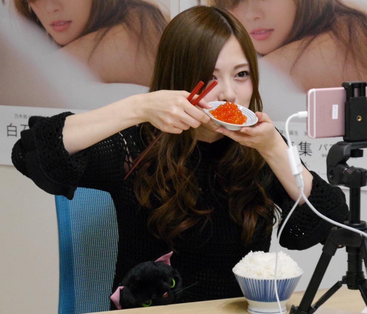 食べるだけコーナー「食べ石さんの食べるだけリターンズ」白石麻衣／配信の様子（提供写真）