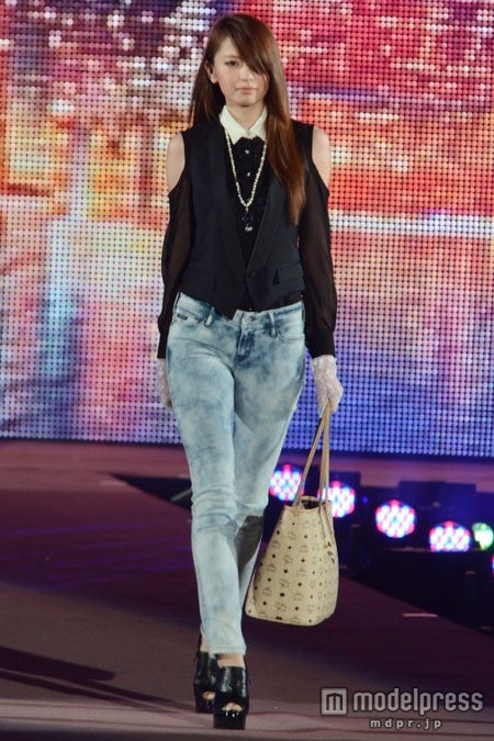 3万人を前にウォーキングを披露した宮田聡子