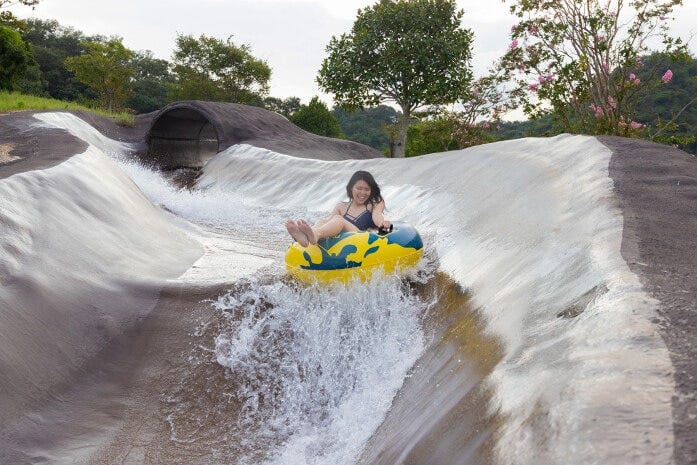 専用の浮き輪で急流を滑る「ロッキーリバーラン」【制限】身長130cm以上