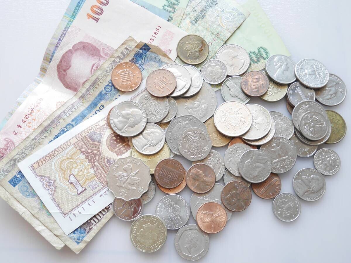 中国元や米ドルなど様々な国の紙幣と硬貨 中国元や米ドルなど様々な国の紙幣と硬貨