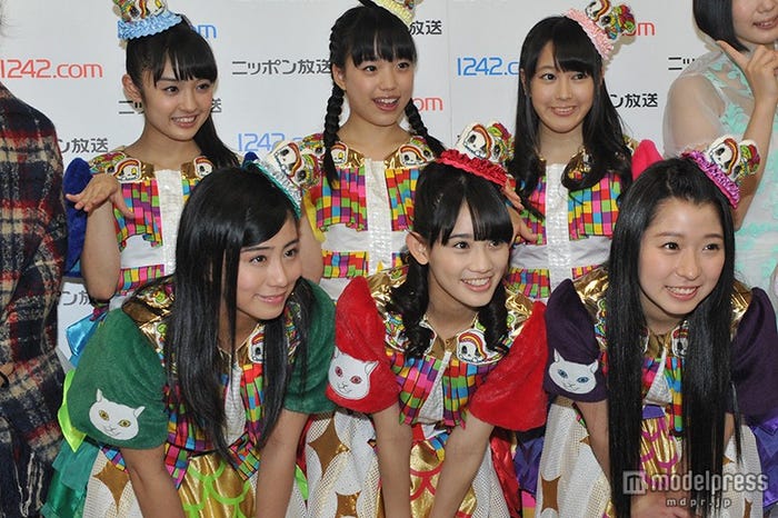 チームしゃちほこ(写真は2014年)/左上から時計回りに咲良菜緒、伊藤千由李、元メンバーの安藤ゆず、大黒柚姫、秋本帆華、坂本遥奈(C)モデルプレス