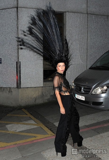 レディー・ガガ、巨大ヘッドアクセのおかげでポロリのピンチ