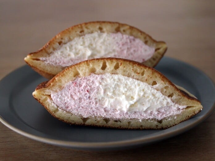 2色のクリームが混ざり合い、いちごとミルク、それぞれの味わいが感じられます
