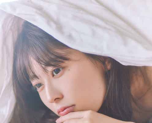 乃木坂46岩本蓮加1st写真集、裏表紙4種&秋元康氏の帯コメント解禁 ベッドでまどろむカットも【いたずらな風】