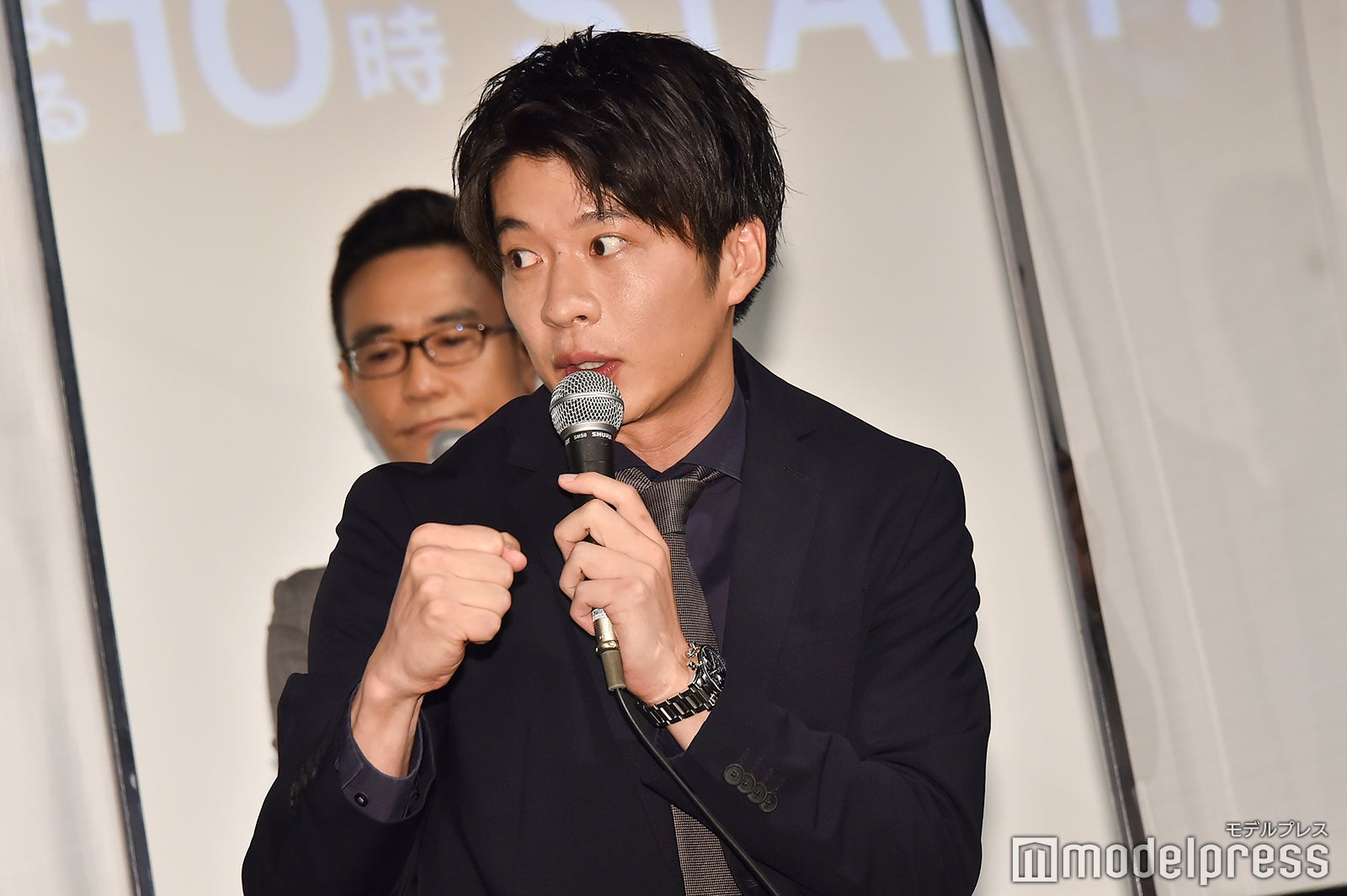 山田涼介の体を触っちゃう理由を説明する田中圭（C）モデルプレス