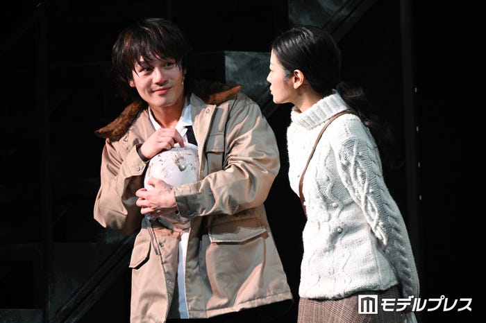 次第に惹かれ合っていくコージ(松田元太)、テレサ(キム・チャンミ)(C)モデル