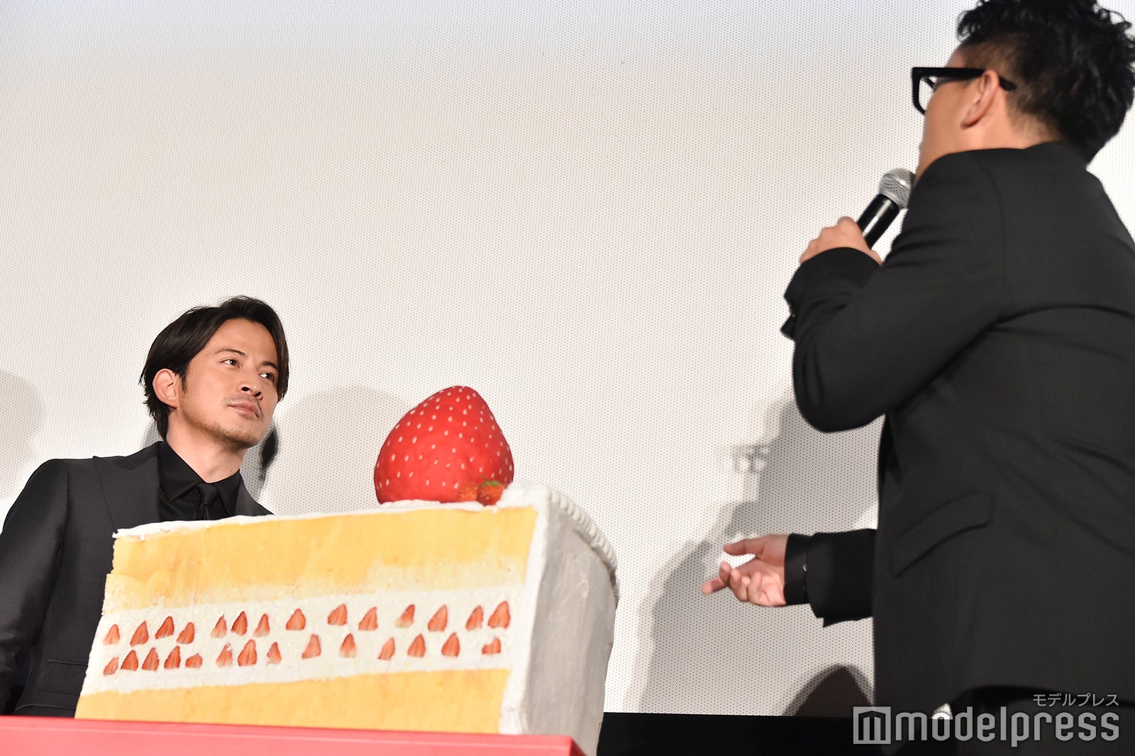 自分が振ったのに真顔で宮川大輔を見つめる岡田准一（C）モデルプレス