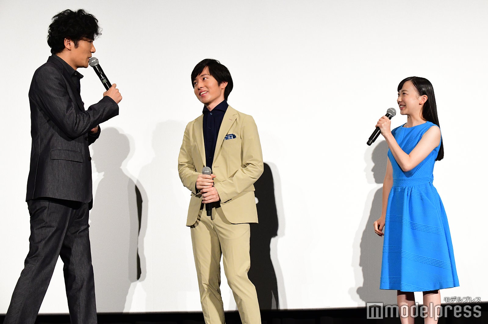 芦田愛菜（右）の成長ぶりに驚きを隠せない様子の稲垣吾郎（左）／（C）モデルプレス