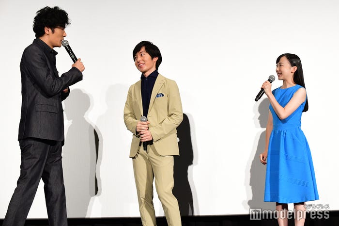 芦田愛菜(右)の成長ぶりに驚きを隠せない様子の稲垣吾郎(左)/(C)モデルプレス