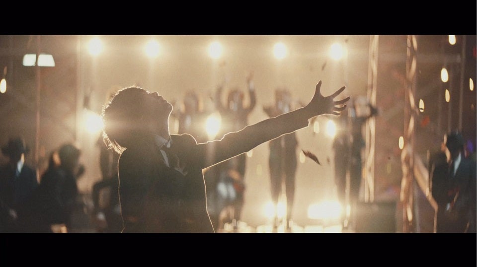 欅坂46「風に吹かれても」MVより（写真提供：ソニー・ミュージックレーベルズ）