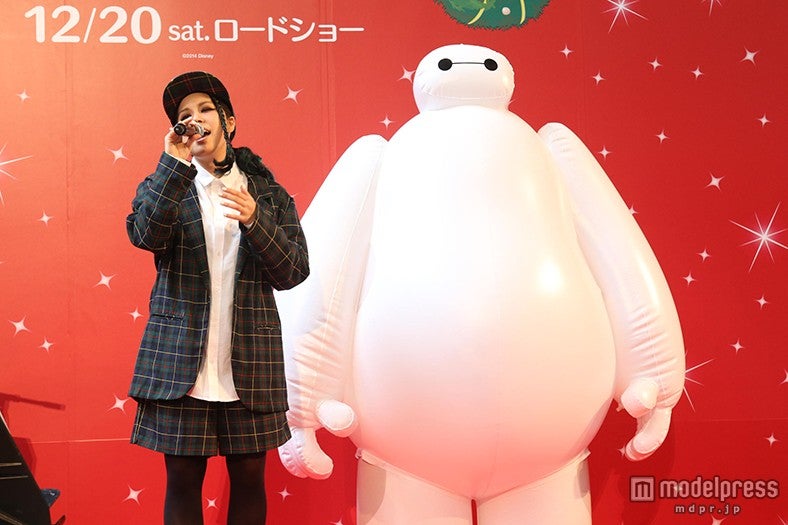 ベイマックスが見守る中、楽曲を初披露したAI／（C） 2014Disney．AllRightsReserved．