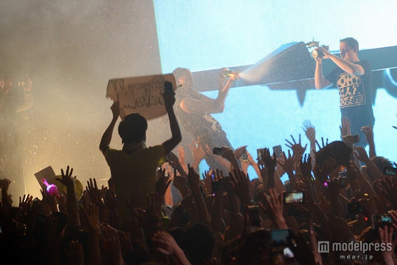 シャンパンをぶちまけているスティーヴ・アオキ