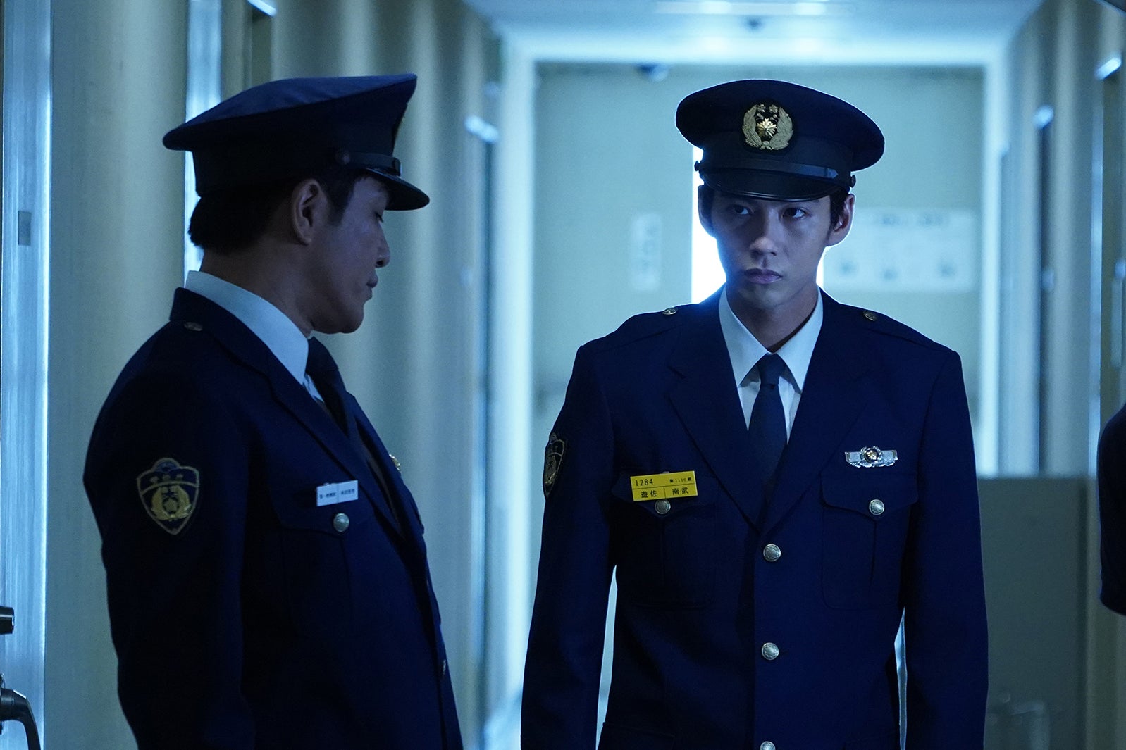 北村一輝、賀来賢人／「ニッポンノワール―刑事Yの反乱―」第1話より（C）日本テレビ