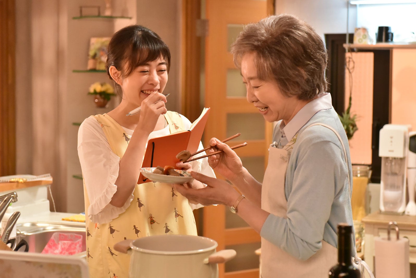 高畑充希、三田佳子／「過保護のカホコ」第8話より（画像提供：日本テレビ）