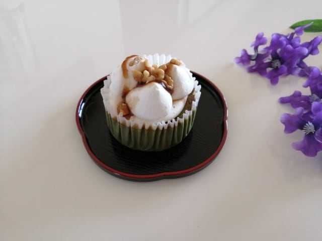 ケースから取り出したお抹茶バスチー