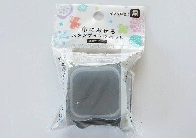ダイソーの布におせるスタンプインクパッド（黒）のパッケージ