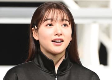 「寒さも吹き飛ぶ可愛さ！」桜井日奈子「赤ずきんちゃんみたい」な完全防寒姿がかわいすぎ！「こればっかり着てる」と明かす