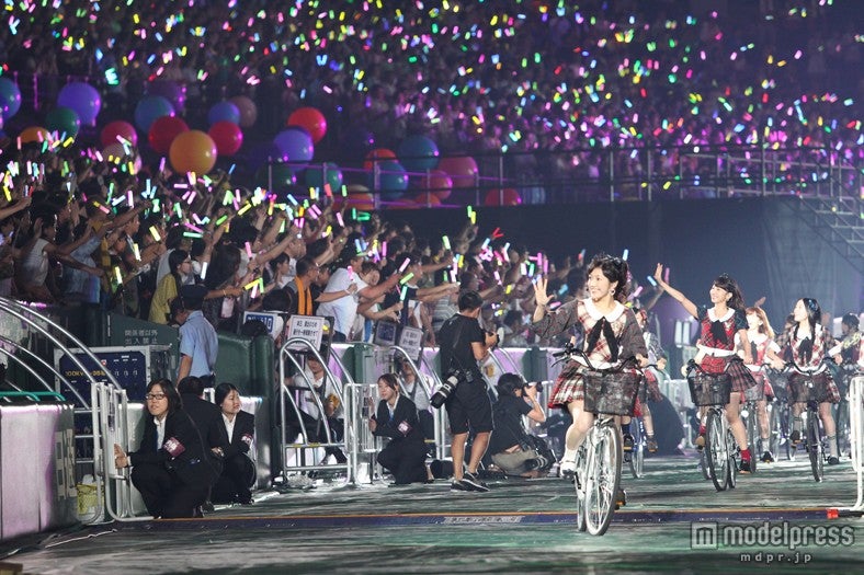 ドームコンサートの様子((C)AKS