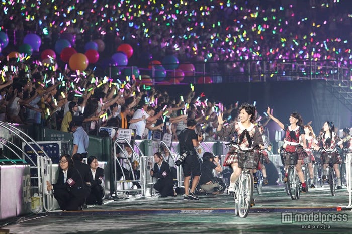 ドームコンサートの様子((C)AKS
