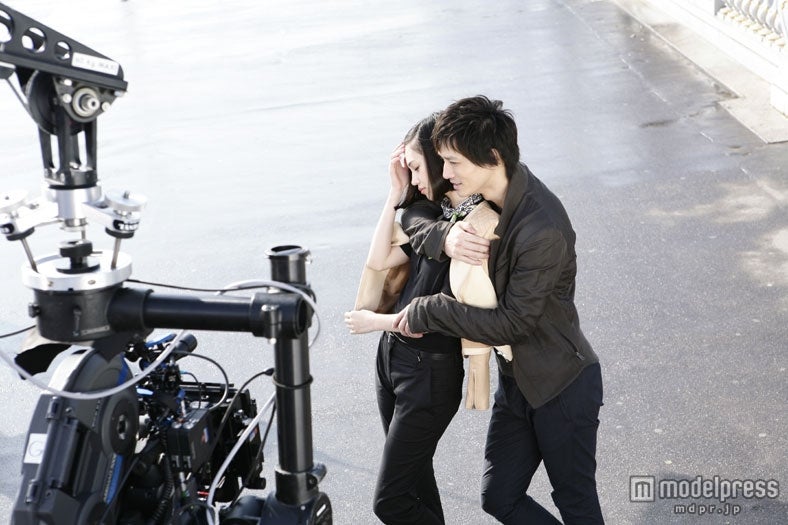 安藤政信、水原希子／資生堂「TSUBAKI」ヘッドスパ新CMメイキングショット