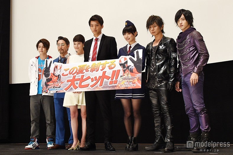 「劇場版 仮面ライダードライブ サプライズ・フューチャー」初日舞台挨拶／左から：稲葉友、クリス・ペプラー、筧美和子、竹内涼真、内田理央、松岡充、上遠野太洸