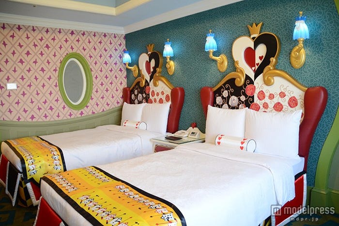 ディズニーランドホテル「ふしぎの国のアリスルーム」(C)モデルプレス